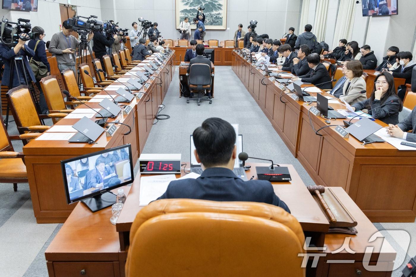 19일 오전 서울 여의도 국회에서 열린 운영위원회 전체회의에서 국민의힘 의원들과 대통령 비서실 및 정부 관계자들이 불참해 있다. 2024.12.19/뉴스1 ⓒ News1 이재명 기자