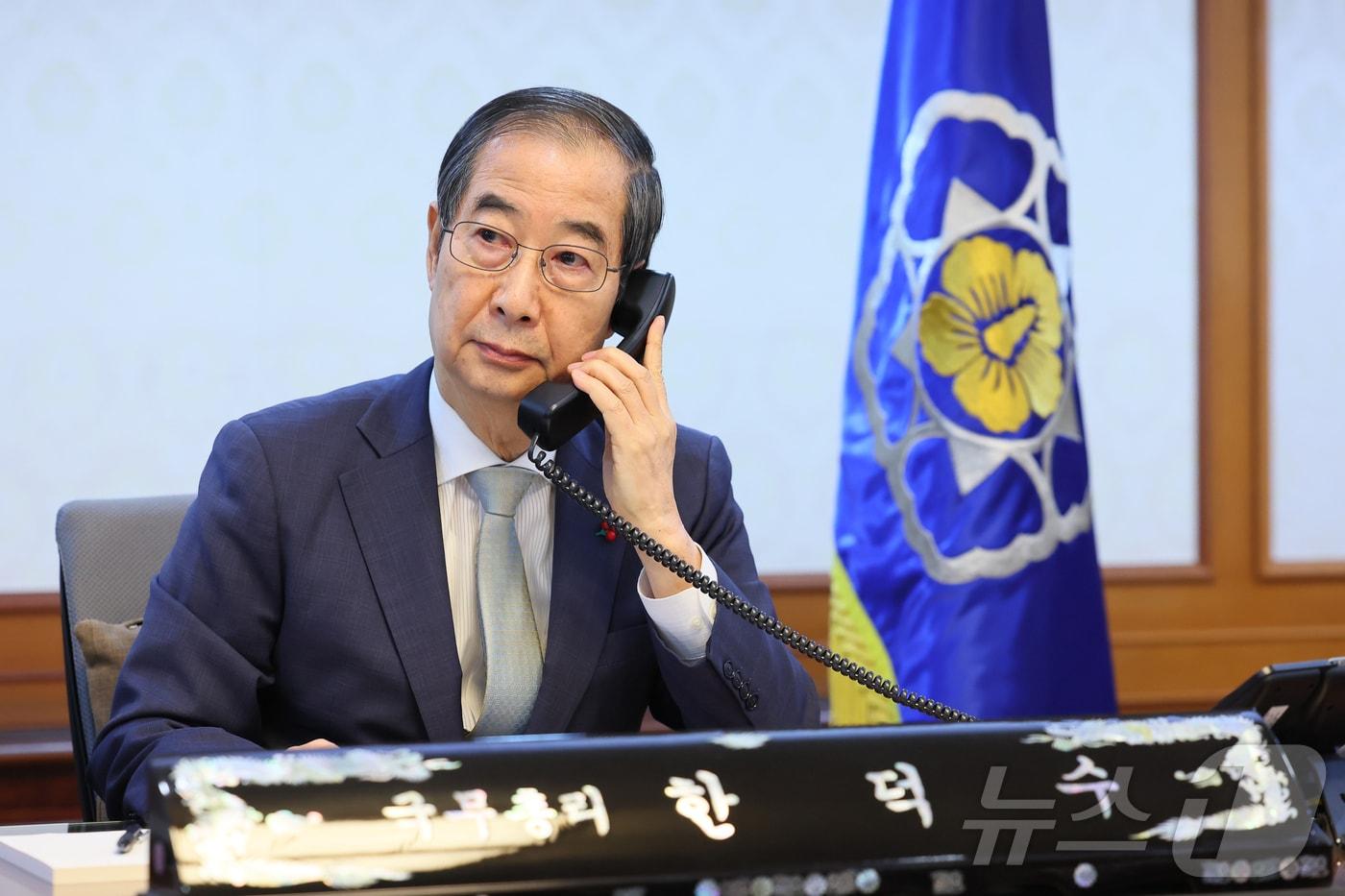  덕수 대통령 권한대행 겸 국무총리가 19일 오전 이시바 시게루 일본 총리와 통화하고 있다.&#40;총리실 제공&#41;  2024.12.19/뉴스1 ⓒ News1 ⓒ News1 이기림 기자 