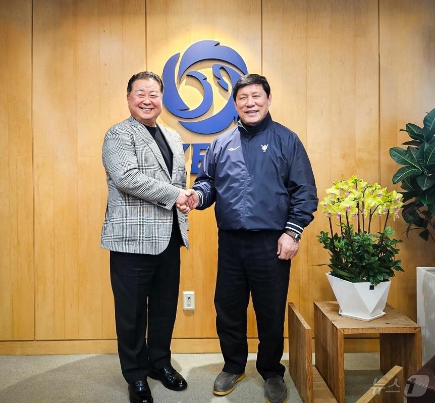 18일 김경일 파주시장이 한국야구위원회를 방문해 허구연 총재와 돔구장 건립에 대해 이야기를 나눴다. &#40;파주시 제공&#41;