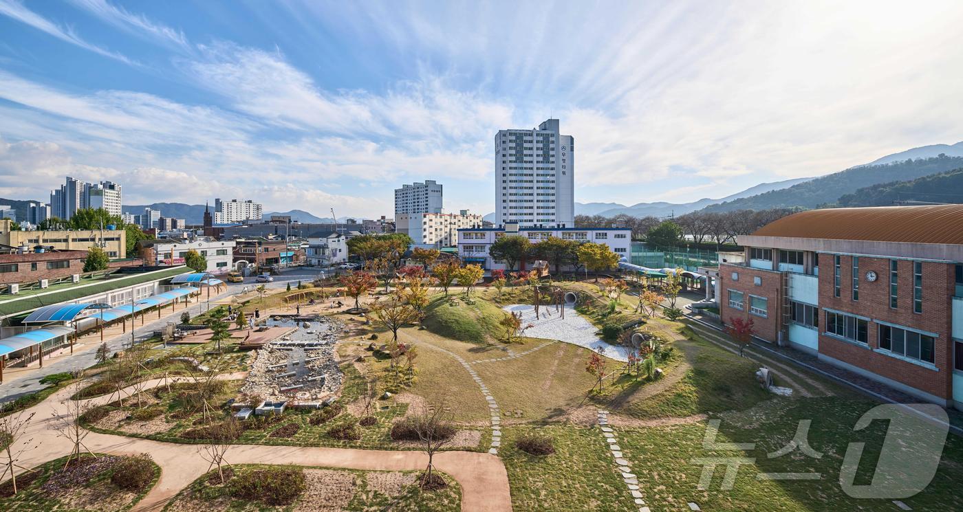 경남 밀양 밀주초등학교의 공원 운동장 모습. &#40;교육부 제공&#41;