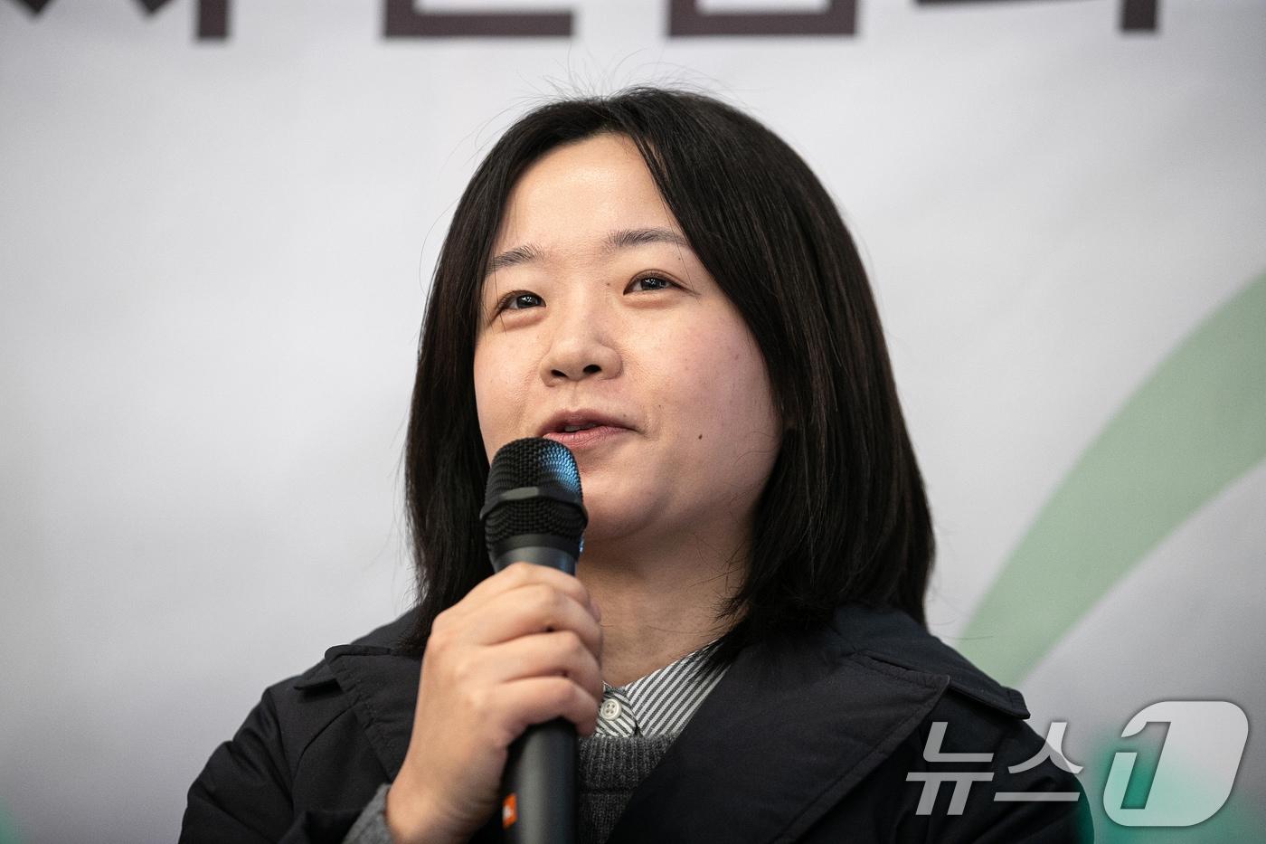 열림원 &#39;제1회 림LIM 문학상&#39; 대상작 &#39;눈사람들, 눈사람들&#39;의 작가 성수진이 19일 서울 종로구 문화공간 길담에서 열린 기자 간담회에서 수상소감을 밝히고 있다. 2024.12.19/뉴스1 ⓒ News1 이승배 기자