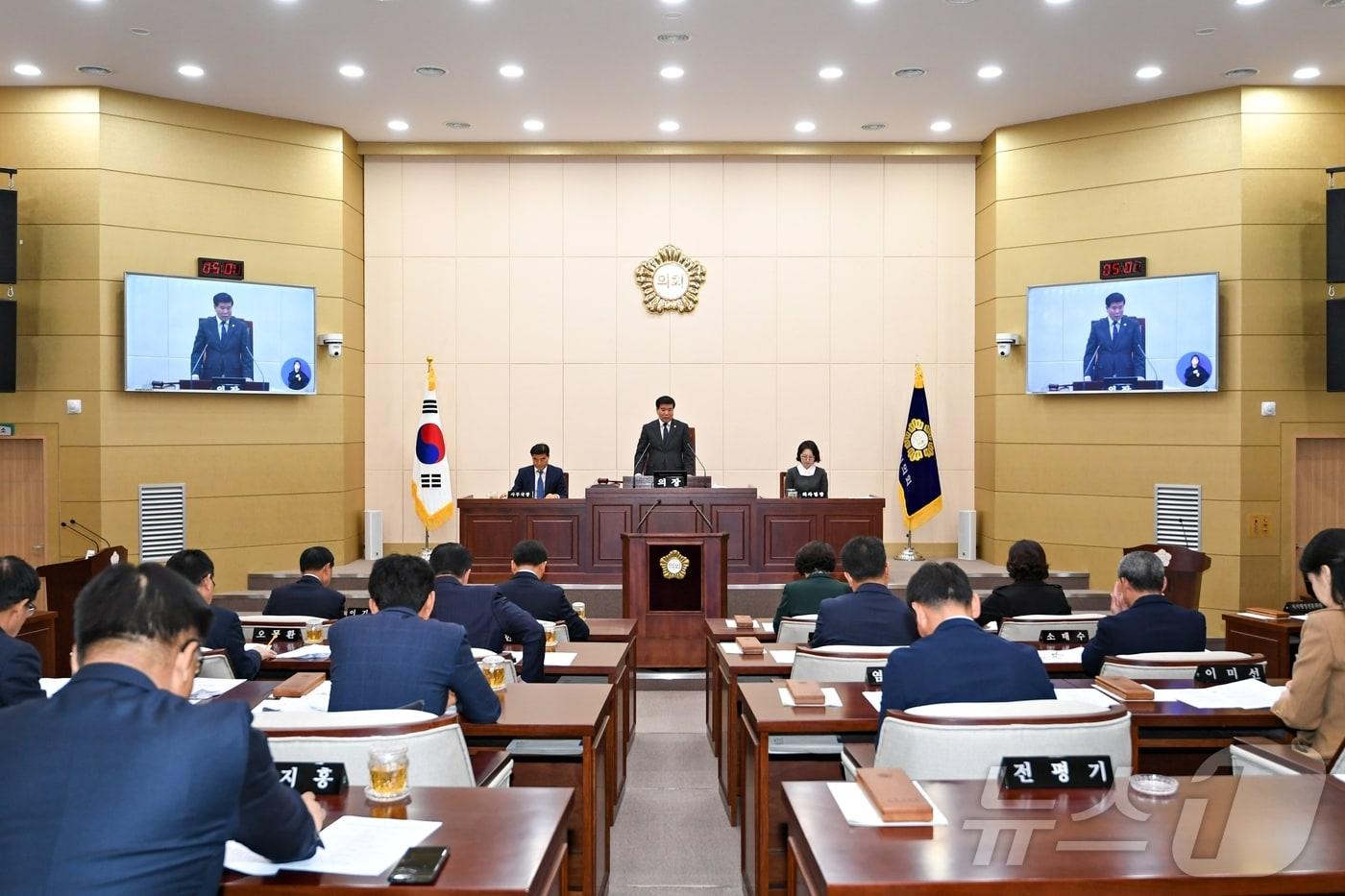 19일 김영태 전북자치도 남원시의회 의장이  제269회 정례회 폐회를 선언하고 있다.&#40;남원시의회 제공&#41;/뉴스1