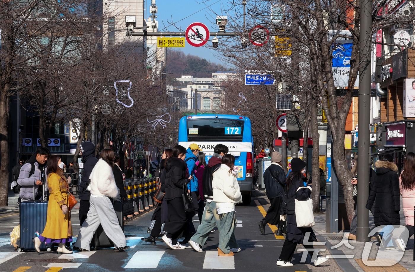 서울 서대문구 연세로 대중교통전용지구가 지정된 지 11년 만인 내년 1월1일자로 해제된다. 서울시는 19일 연세로 대중교통전용지구 지정 해제 공고를 게재하고 내년 1월 1일부터 시행한다고 밝혔다. 이에 따라 그동안 금지됐던 택시와 승용차 등 차량 통행이 전면 허용된다. 사진은 이날 서울 서대문구 연세로의 모습. 2024.12.19/뉴스1 ⓒ News1 김성진 기자