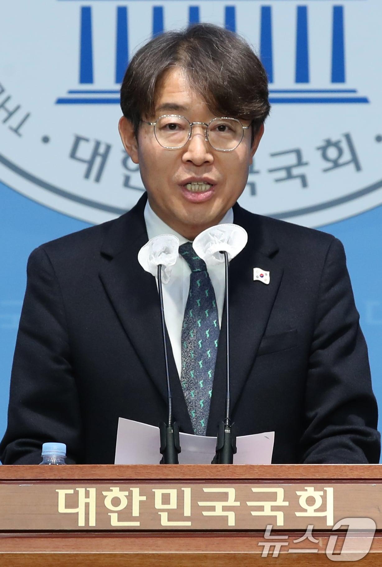 국회 윤석열 대통령 탄핵소추단 간사인 최기상 더불어민주당 의원이 19일 오후 서울 여의도 국회 소통관에서 소추위원 법사위원장의 법률대리인 17명의 명단을 발표하고 있다. 대리인단 공동 대표는 김이수 전 헌법재판소장 권한대행과 송두환 전 국가인권위원장, 이광범 전 이명박 내곡동 사저 특별검사 등 3명이다. 2024.12.19/뉴스1 ⓒ News1 이광호 기자