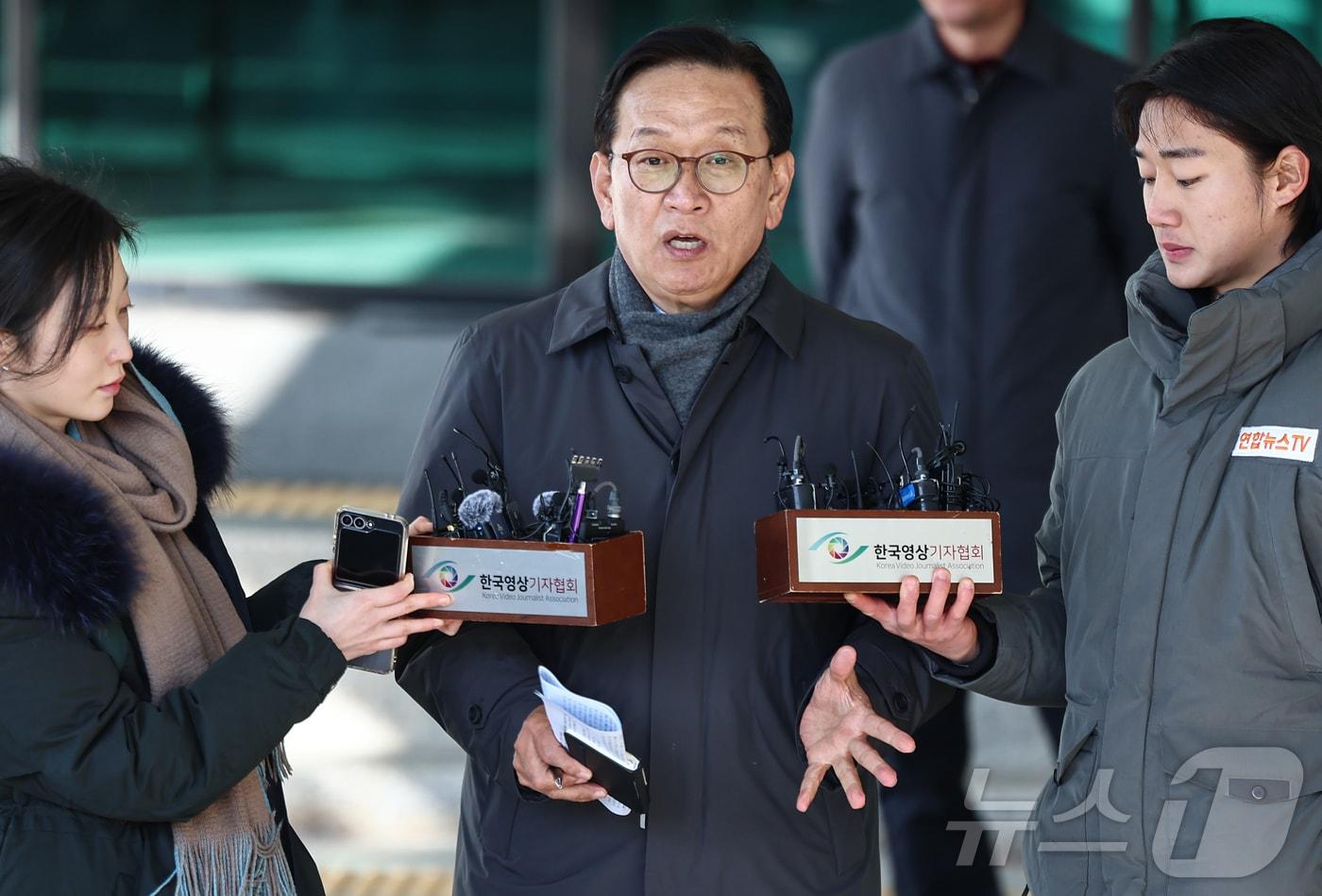 윤 대통령 측 변호인단 구성에 참여하는 석동현 변호사가 19일 서울 서초구 서울고등검찰청 앞에서 취재진 질문에 답하고 있다. 2024.12.19/뉴스1 ⓒ News1 김도우 기자