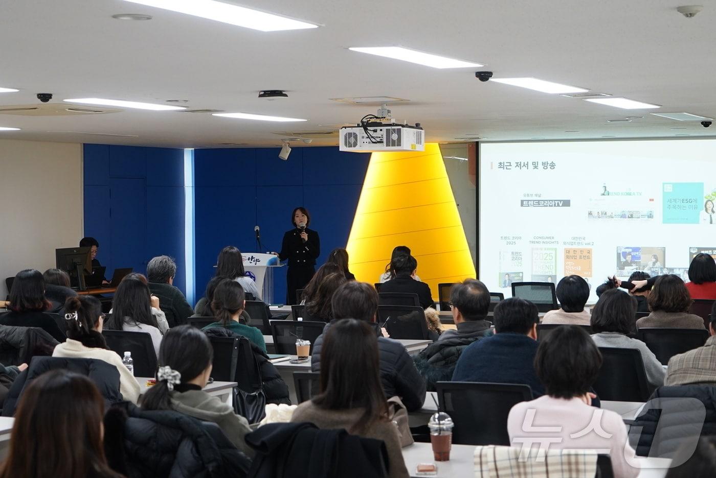 경기 안양시가 19일 미래지향적 인재 양성을 위한 ‘공직 경쟁력강화 트렌드 교육’을 실시했다.&#40;안양시 제공&#41;/