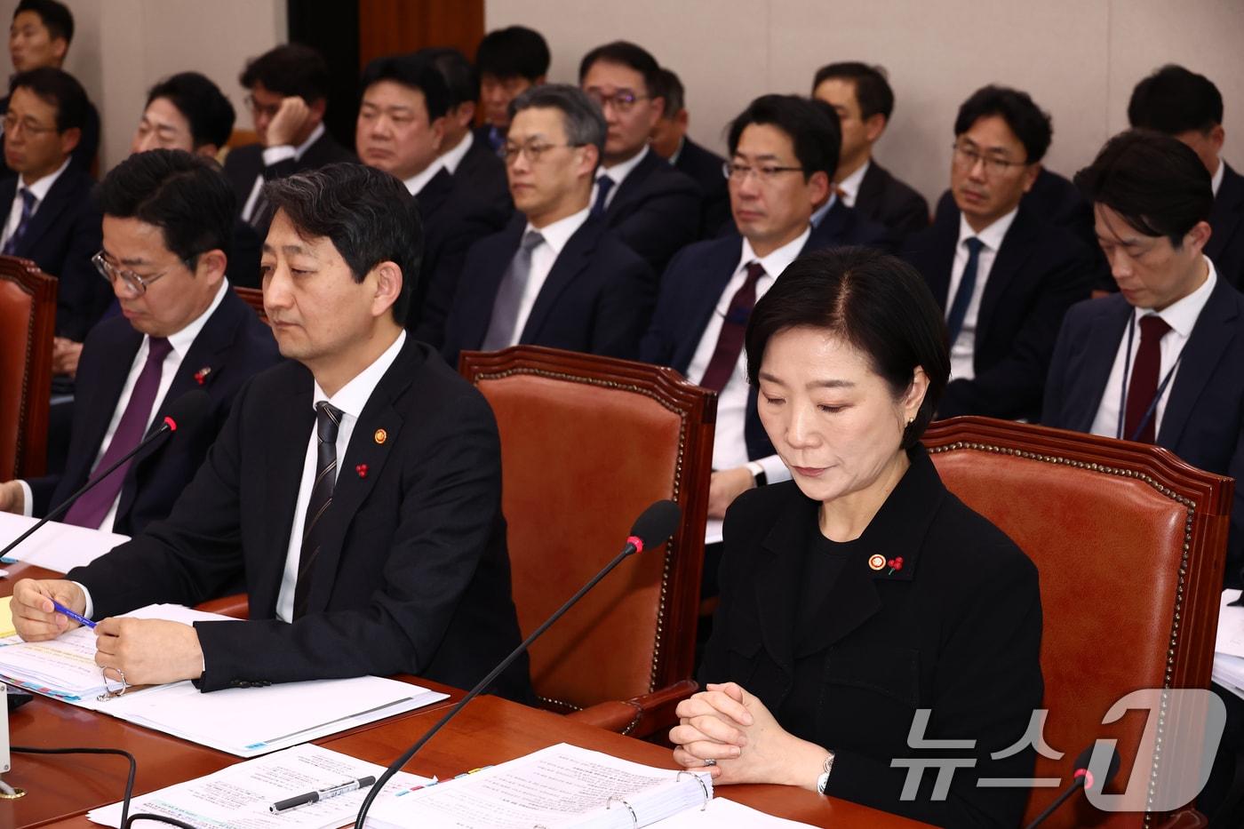 오영주 중소벤처기업부 장관이 19일 오후 서울 여의도 국회에서 열린 산업통상자원중소벤처기업위원회 전체회의에 출석, 야당 의원들이 계엄 사태에 대해 사과를 요구하자 사과한 뒤 굳은 표정을 짓고 있다. 2024.12.19/뉴스1 ⓒ News1 김민지 기자