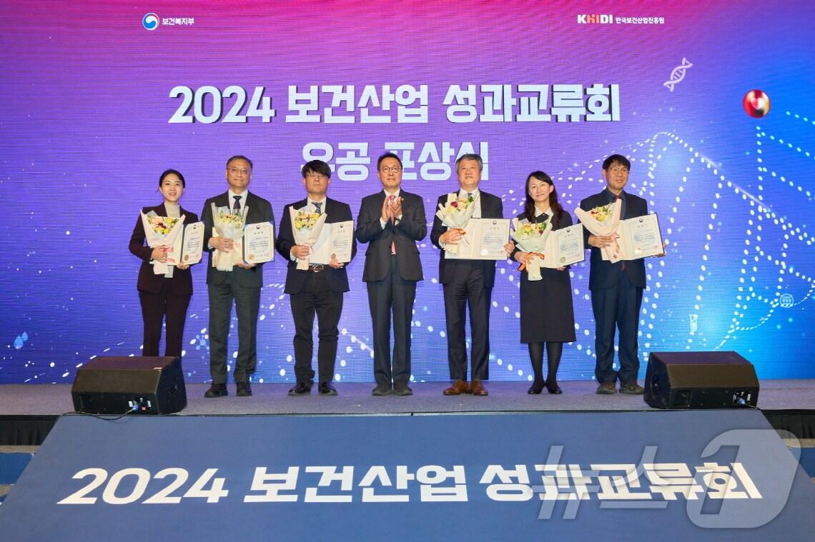 박은경 대웅제약 C&D전략팀장&#40;왼쪽에서 여섯번째&#41; 등 2024 보건산업 성과교류회에서 포상을 받은 기업 관계자들이 기념촬영을 하고 있다.&#40;대웅제약 제공&#41;/뉴스1 ⓒ News1