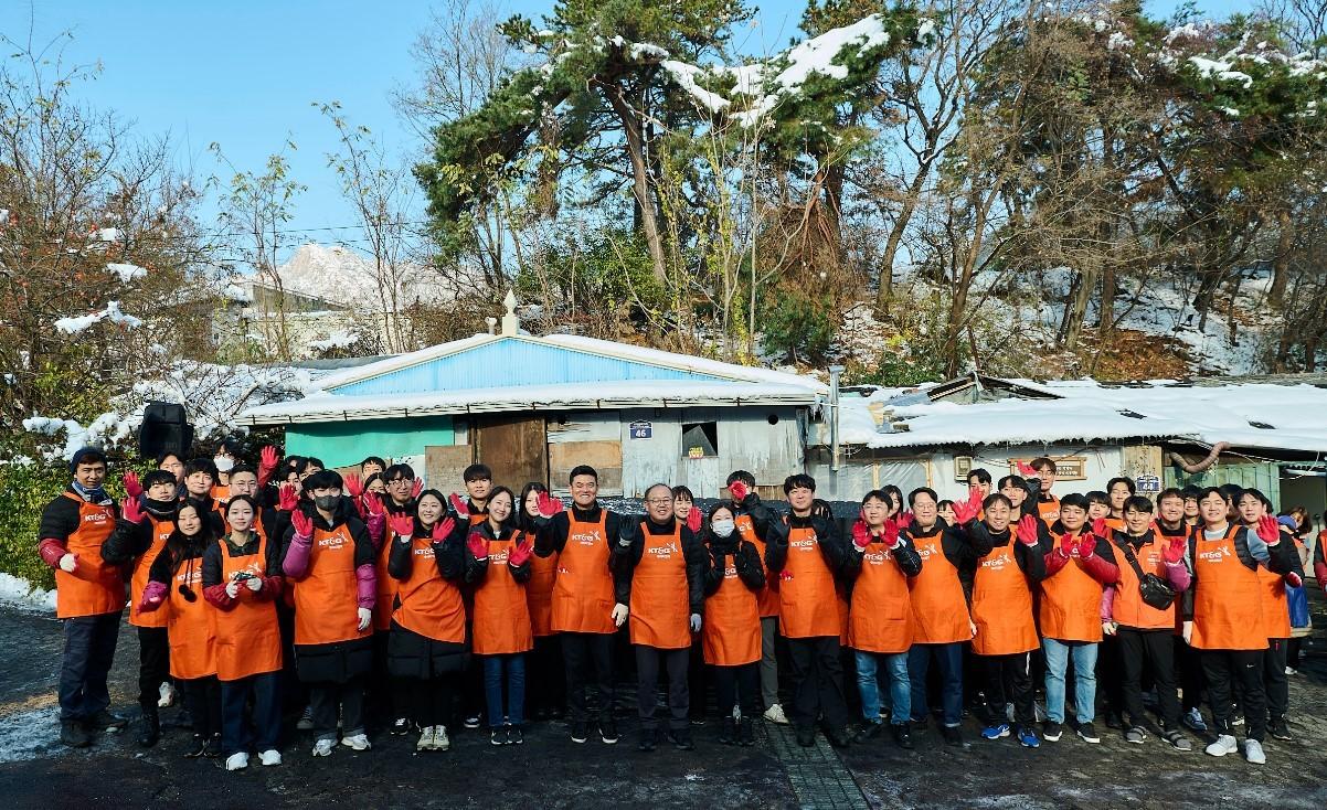 지난 29일 에너지 취약계층을 위한 연탄나눔 봉사활동에서 이상학 KT&G 수석부사장&#40;가운데&#41;과 임직원들이 기념사진을 촬영하고 있는 모습. &#40;KT&G 제공&#41;