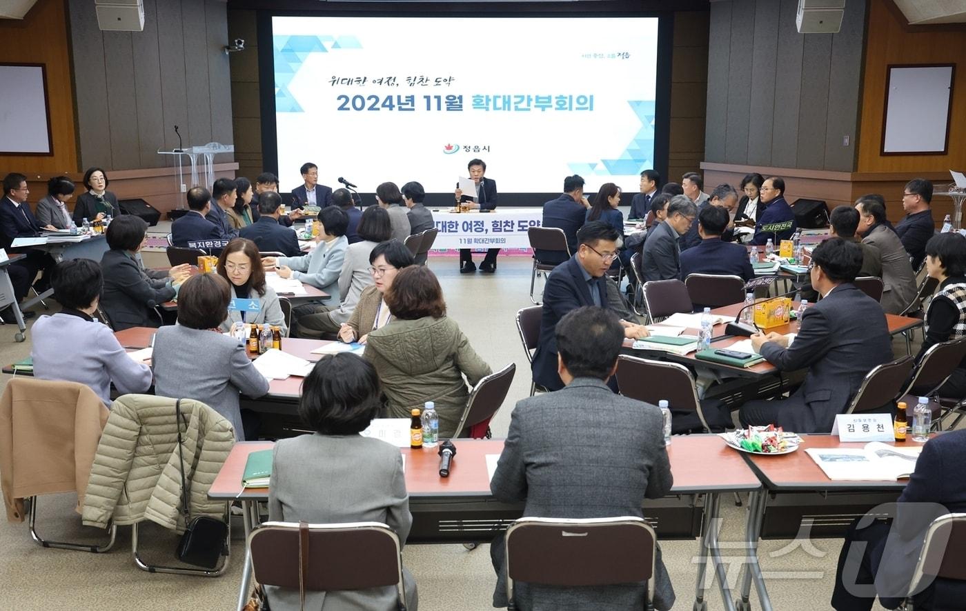  정읍시는 이학수 시장 주재로 각 부서장과 읍면동장이 참석한 가운데 확대간부회의를 열고 2025년을 준비하기 위한 현안 점검과 소통의 시간을 가졌다.&#40;정읍시 제공&#41;2024.12.2/뉴스1