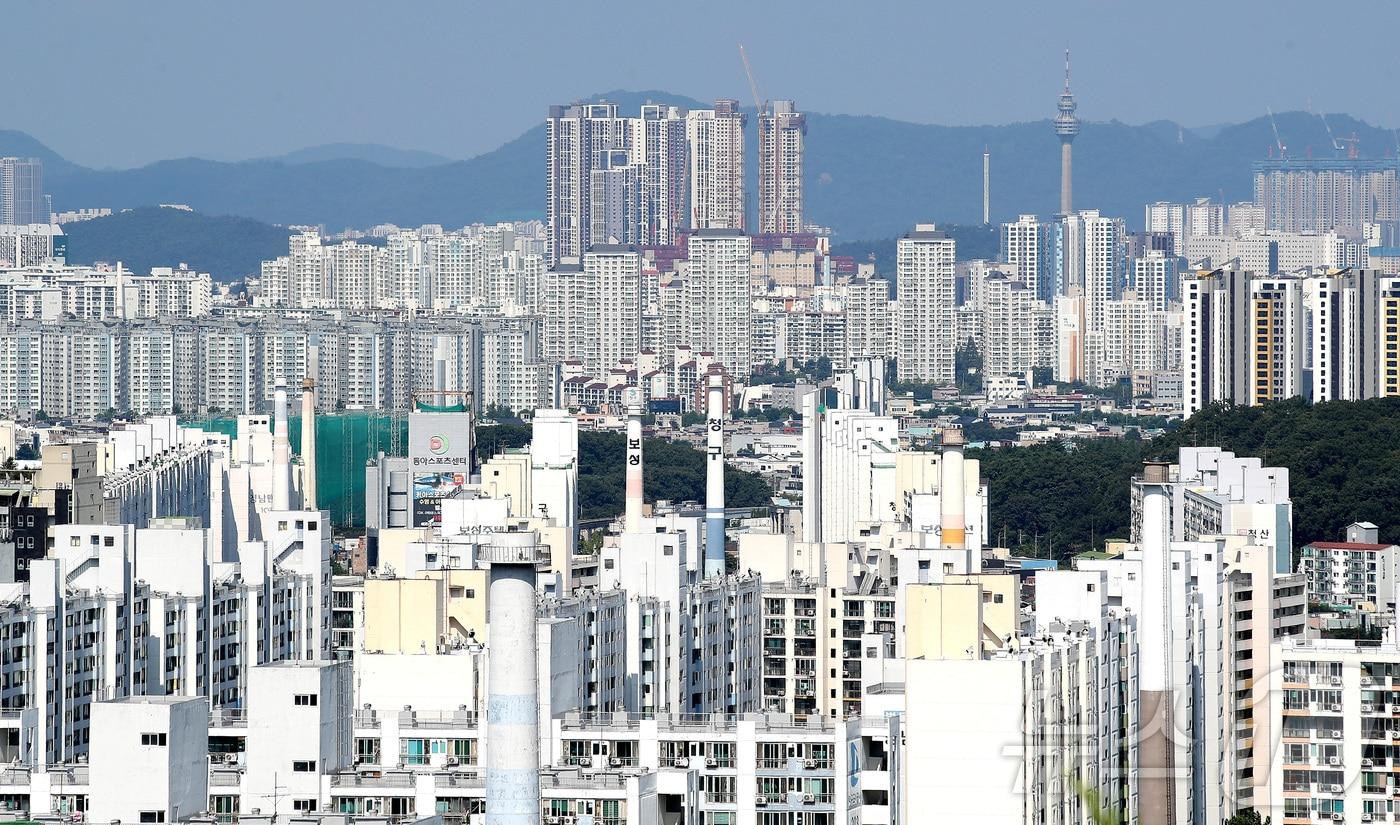 대구의 아파트 매매 거래가 3개월 만에 반등했다. 사진은 대구시내 한 부동산중개업소에 아파트 매물 안내문이 붙여있는 모습.&#40;사진은 기사 내용과 무관함&#41; ⓒ News1 DB