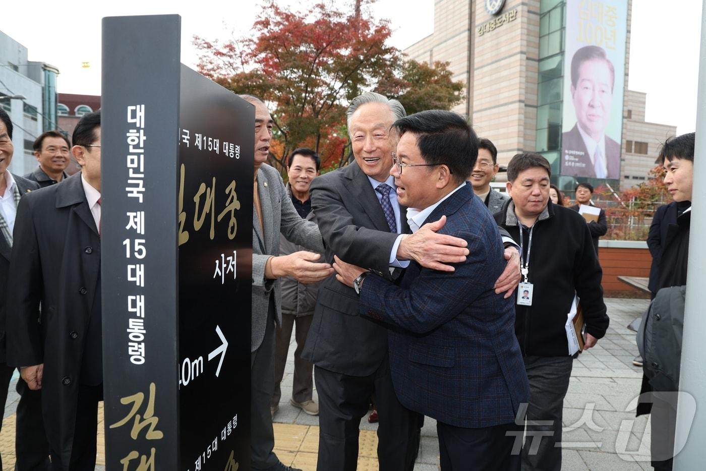 박강수 마포구청장과 권노갑 김대중재단 이사장이 명예도로 김대중길의 탄생을 축하하고 있다. &#40;마포구청 제공&#41;