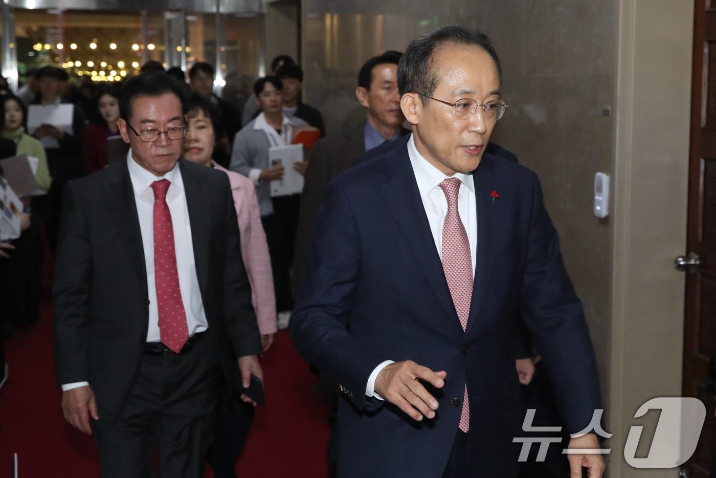 추경호 국민의힘 원내대표와 의원들이 2일 오전 서울 여의도 국회에서 예산안과 관련해 국회의장을 만나기 위해 의장실로 향하고 있다. 2024.12.2/뉴스1 ⓒ News1 이광호 기자