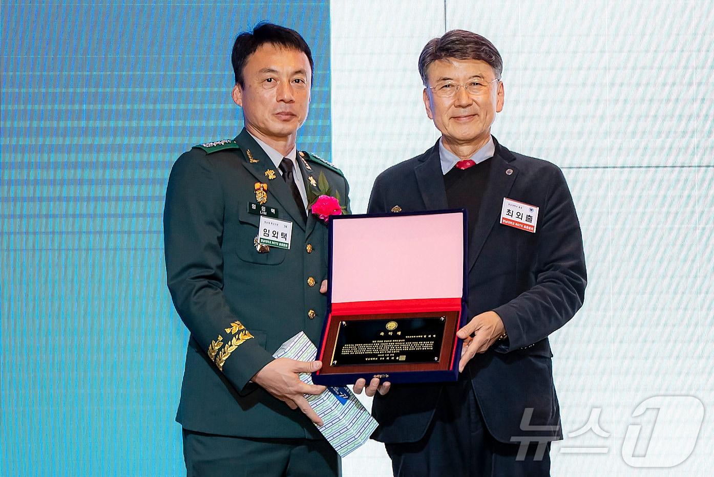 최외출 영남대 총장이 ROTC 34기 임외택 준장&#40;왼쪽&#41;의 진급을 축하하고 있다. &#40;영남대 제공&#41;