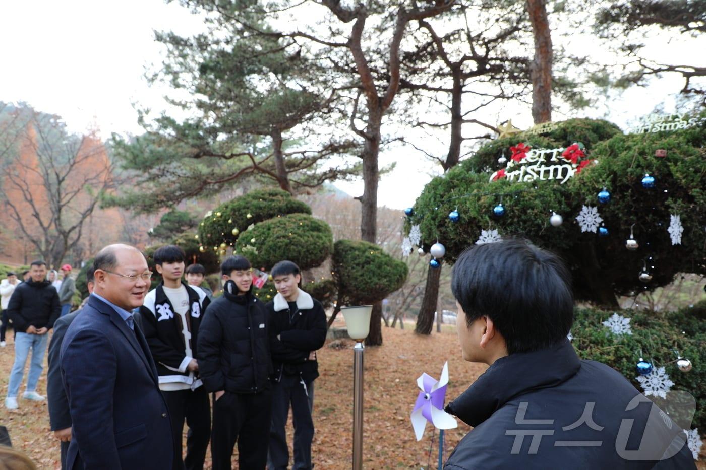 충북보건과학대학교는 2일 대학 본관 잔디밭에서 외국인 유학생 40여 명과 함께 정원수에 크리스마스트리를 만들었다.&#40;충북보건과학대 제공&#41;/뉴스1