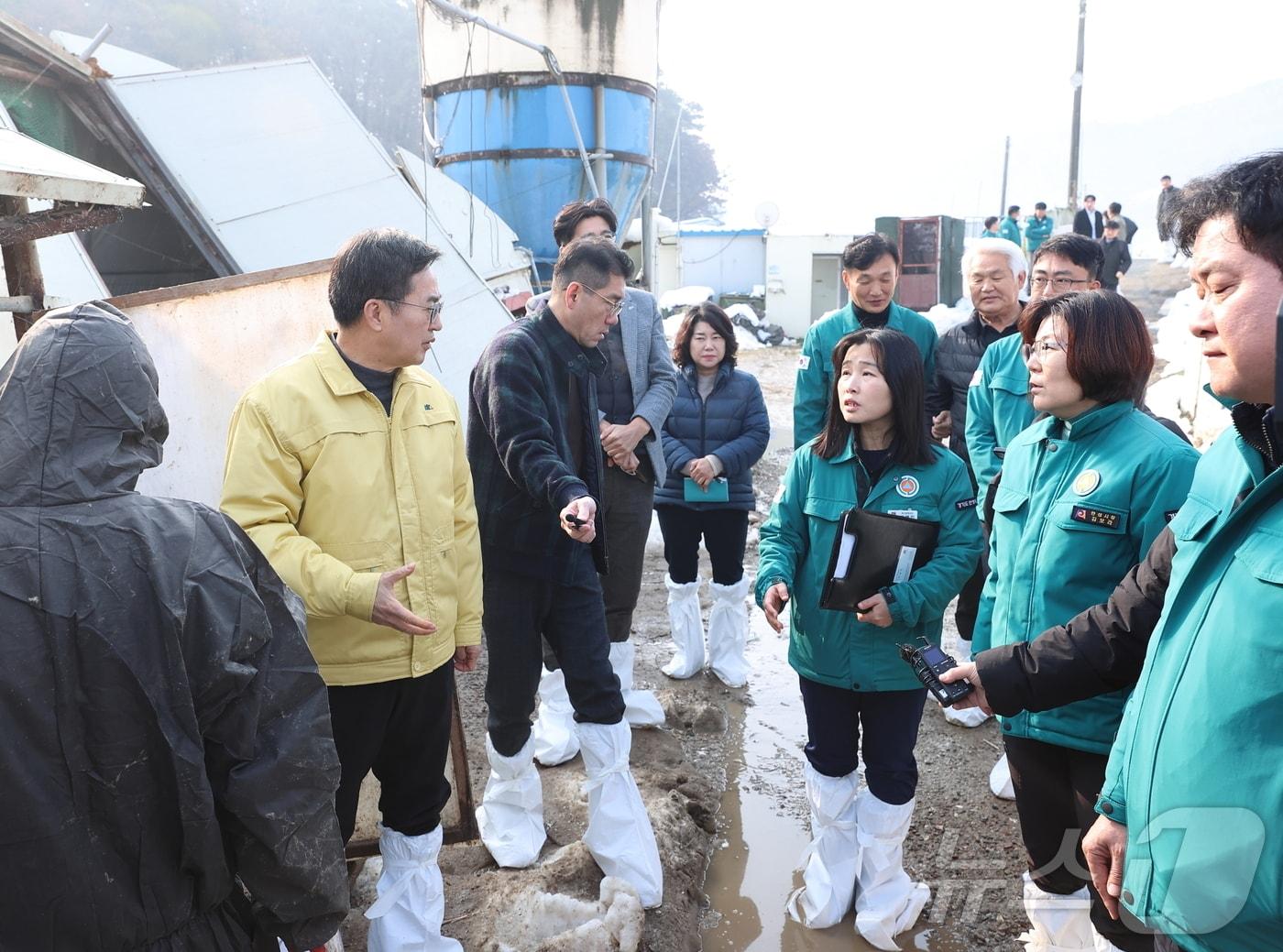 2일 오전 김동연 도지사가 김보라 안성시장 윤종근국회의원과 함께 양계장 대설피해지역을 현장방문해 피해현장을 확인하고있다.&#40;경기도 제공&#41;