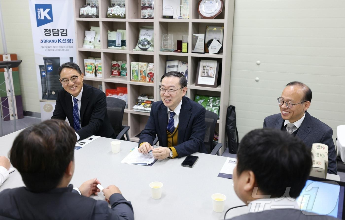 이명구 관세청 차장&#40;가운데&#41;이 2일 오전 전북지역 김 가공 최대 수출업체인 에스시디디&#40;주&#41;를 방문, 관세행정 지원 방안을 논의하고 있다. &#40;관세청 제공&#41;/뉴스1