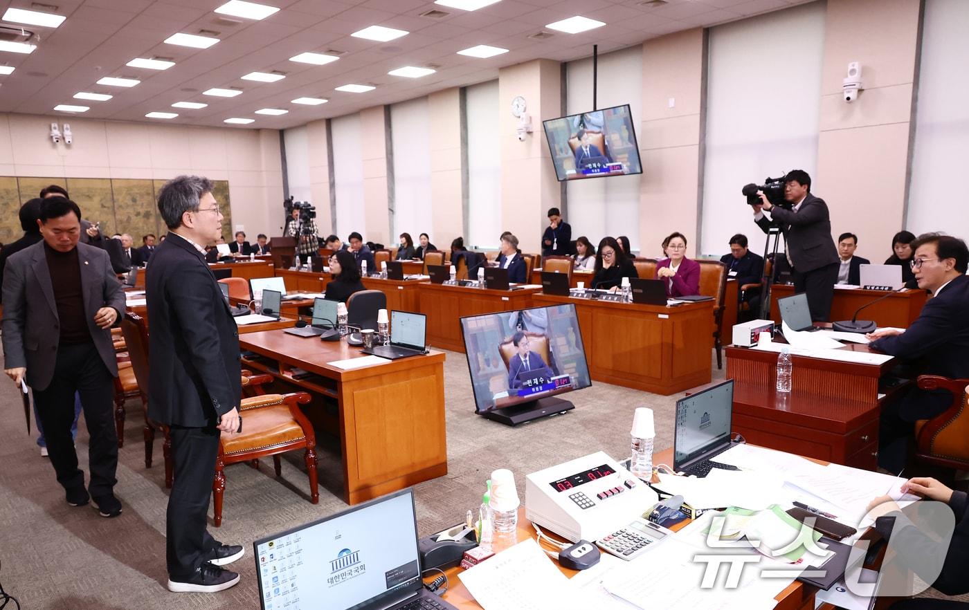 문화체육관광위원회 소속 국민의힘 박정하 간사&#40;왼쪽 두번째&#41;가 20일 오전 서울 여의도 국회에서 열린 문화체육관광위원회 전체회의에서 여야 의원들 간의 의사진행 발언 과정에서 갈등을 빚으면서 현안질의가 지연되자 전재수 위원장에게 퇴장 의사를 밝히고 있다. 2024.12.20/뉴스1 ⓒ News1 김민지 기자