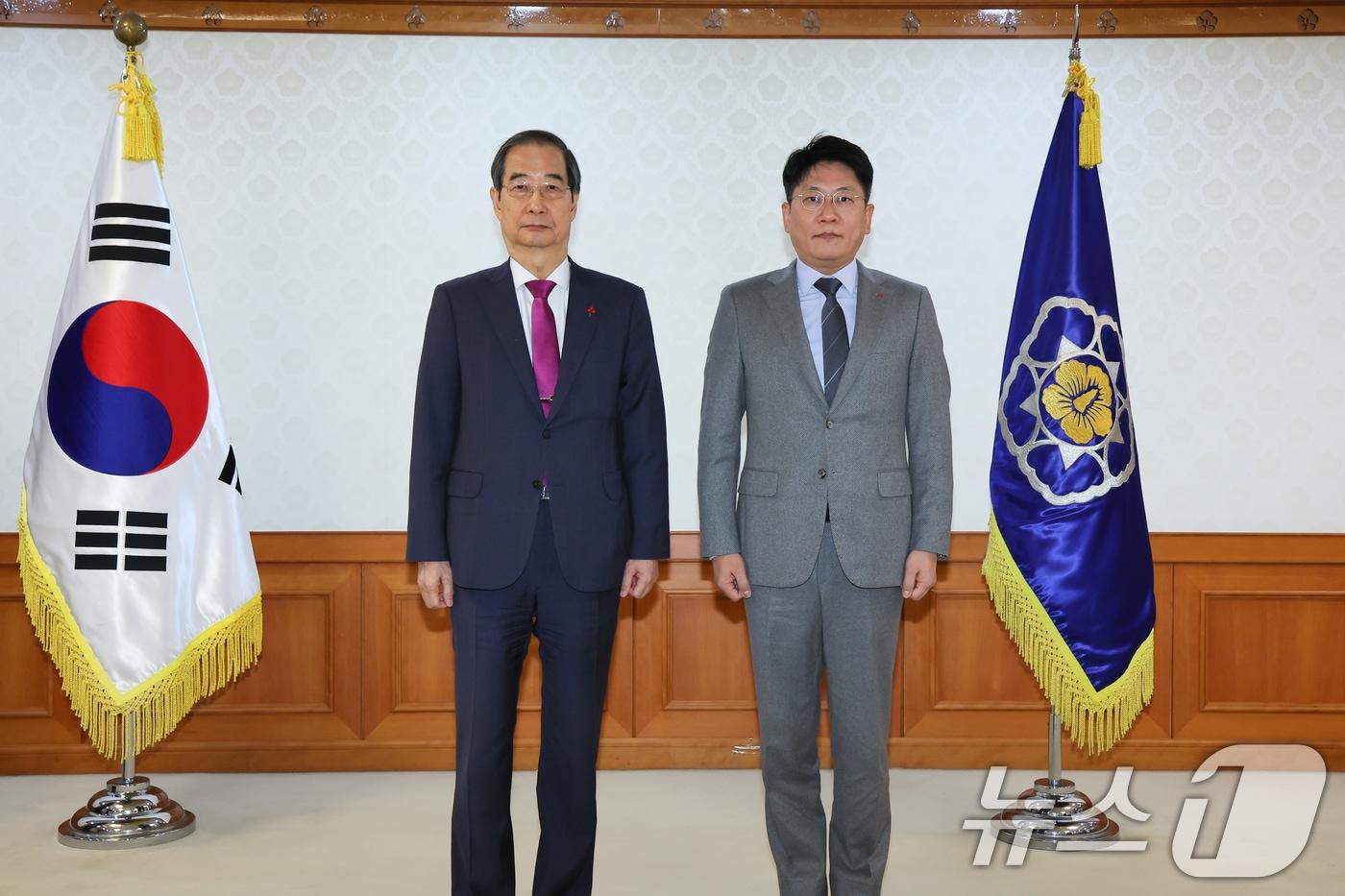 한덕수 대통령 권한대행 국무총리가 20일 서울 종로구 정부서울청사에서 열린 제7차 국가첨단전략산업위원회 위원 위촉식에서 김동명 한국 배터리협회 협회장에게 위촉장을 수여한 뒤 기념촬영을 하고 있다. &#40;총리실 제공&#41; 2024.12.20/뉴스1