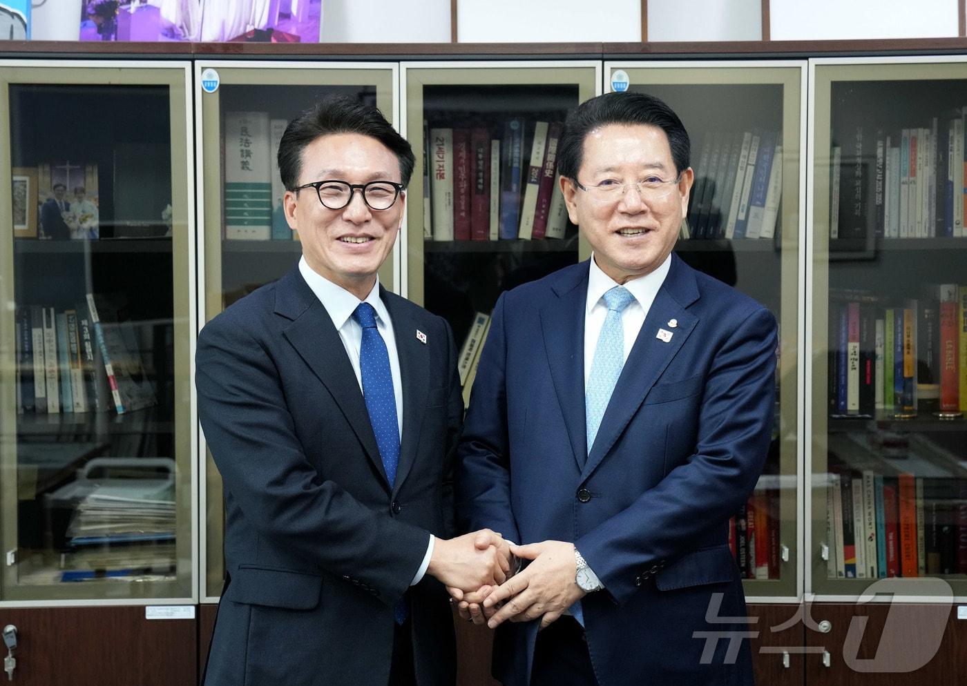 김영록 전라남도지사가 20일 서울 국회에서 김민석 민주당 수석최고위원을 만나 주요 도정 현안 해결을 위한 국회 차원의 협조를 요청하고 있다.&#40;전남도 제공&#41; 2024.12.20/뉴스1 