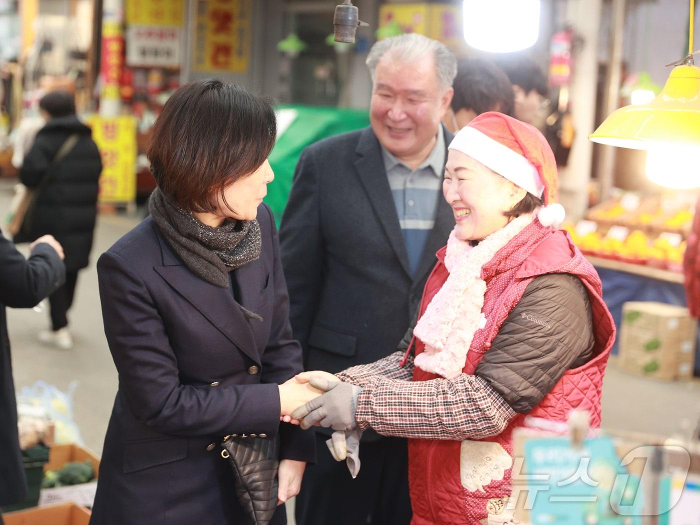 오영주 중소벤처기업부 장관이 20일 서울 강서구 까치산시장에서 장을 보며 상인과 대화하고 있다.&#40;중소벤처기업부 제공&#41;