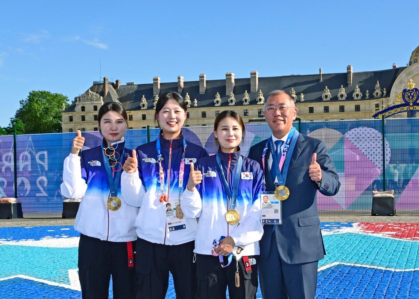 정의선 현대자동차그룹 회장&#40;오른쪽 끝&#41;이 2024 파리올림픽에서 여자 단체전 금메달을 따낸 대표팀과 함께 프랑스 파리 앵발리드에서 기념 촬영을 한 모습&#40;현대차그룹 제공&#41;. 2024.07.28.