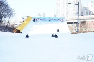 지난해 성북 겨울 테마파크 눈썰매장. &#40;성북구 제공&#41;ⓒ 뉴스1