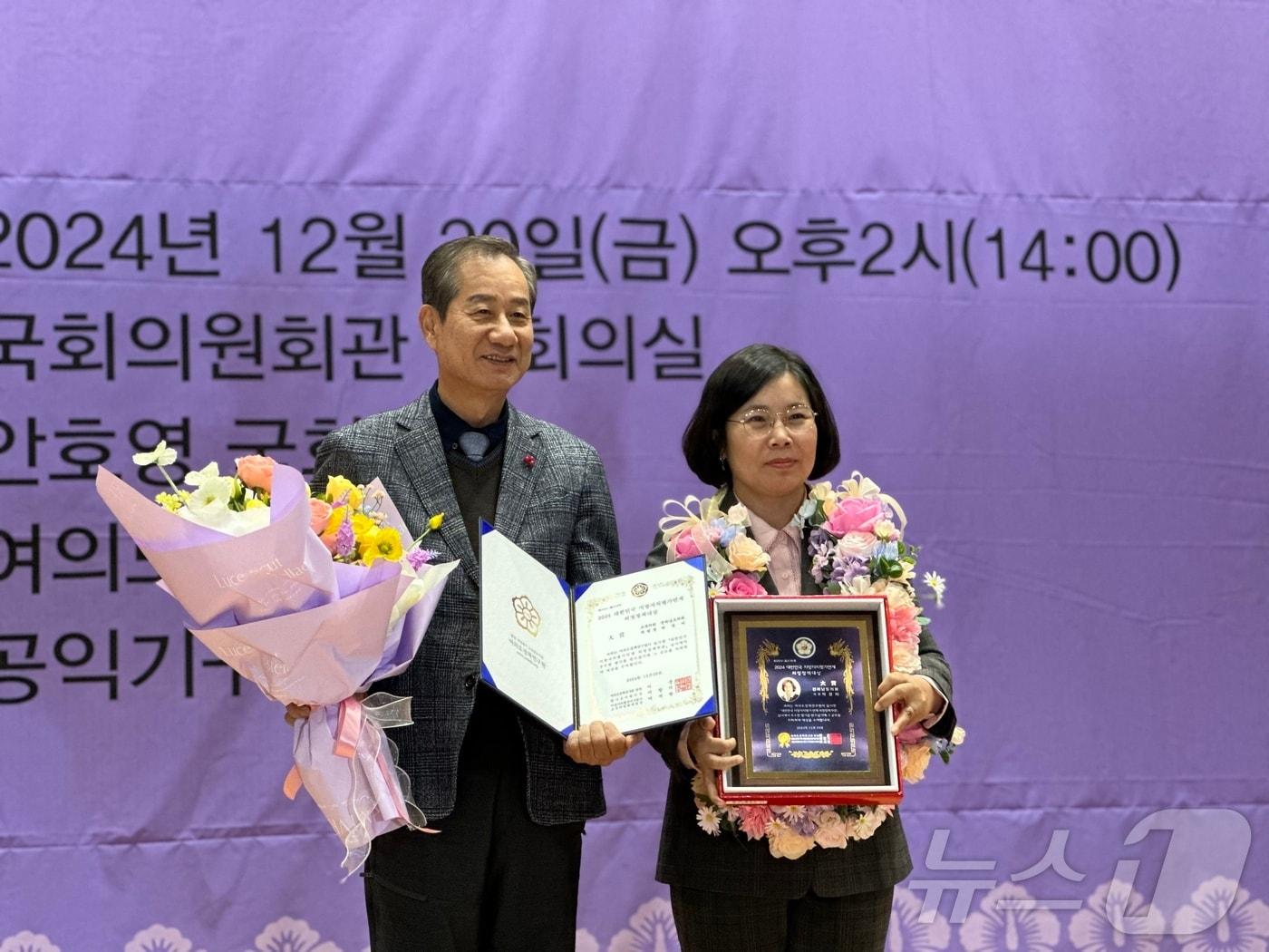 박경미 전남도의원이 &#39;2024 대한민국 지방자치평가 의정정책대상&#39;에서 &#39;대상&#39;을 수상한 뒤 기념사진을 찍고 있다.&#40;전남도의회 제공&#41;/뉴스1