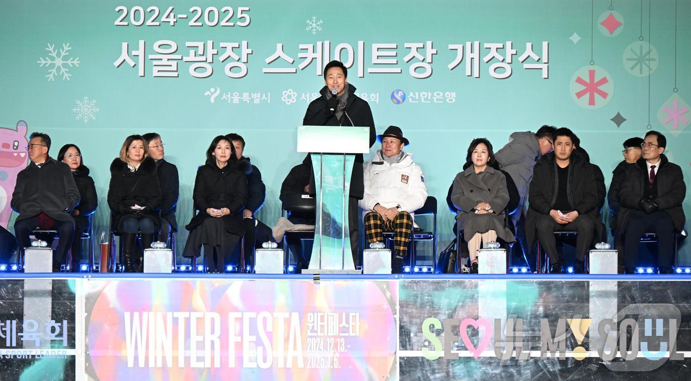 오세훈 서울시장이 20일 저녁 &#39;서울광장 스케이트장&#39; 개장식에 참석해 환영사를 하고 있다.&#40;서울시 제공&#41;