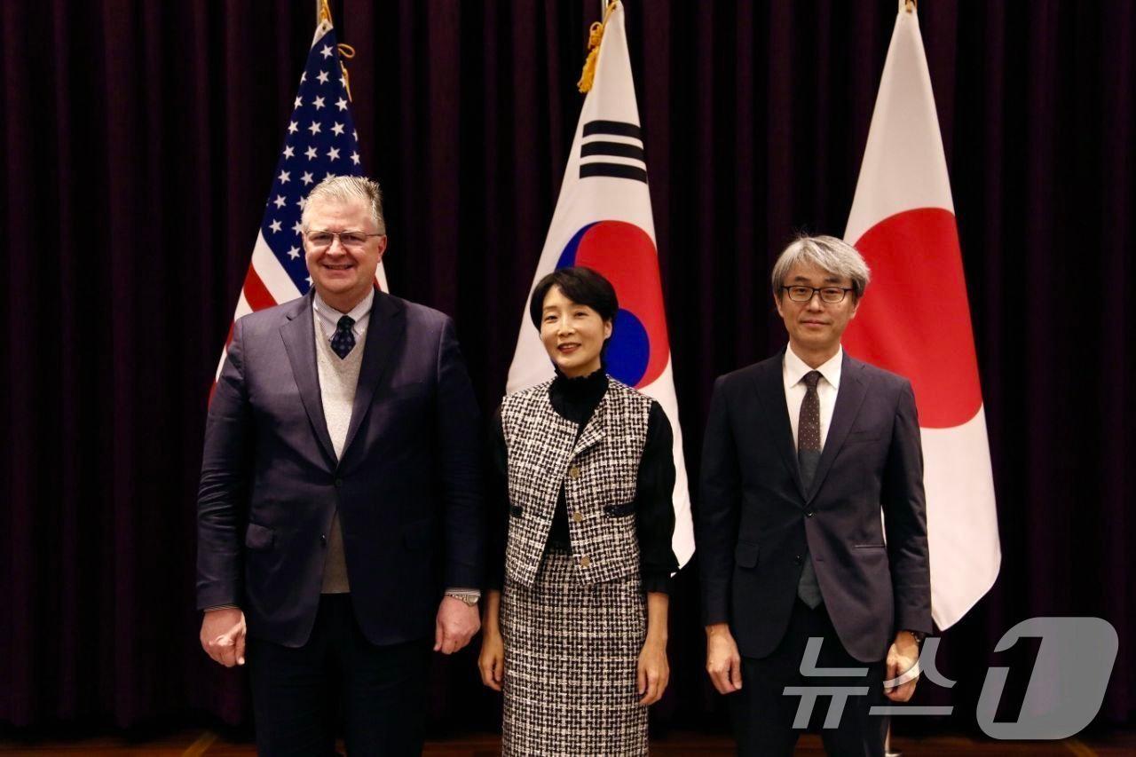 정의혜 인도태평양 특별대표와 대니얼 크리튼브링크 미 국무부 동아태차관보 고베 야스히로 일본 외무성 총합외교정책국장&#40;차관보급&#41;이 11일 일본 도쿄에서 제2차 인도-태평양 대화를 개최했다. &#40;외교부 제공&#41;