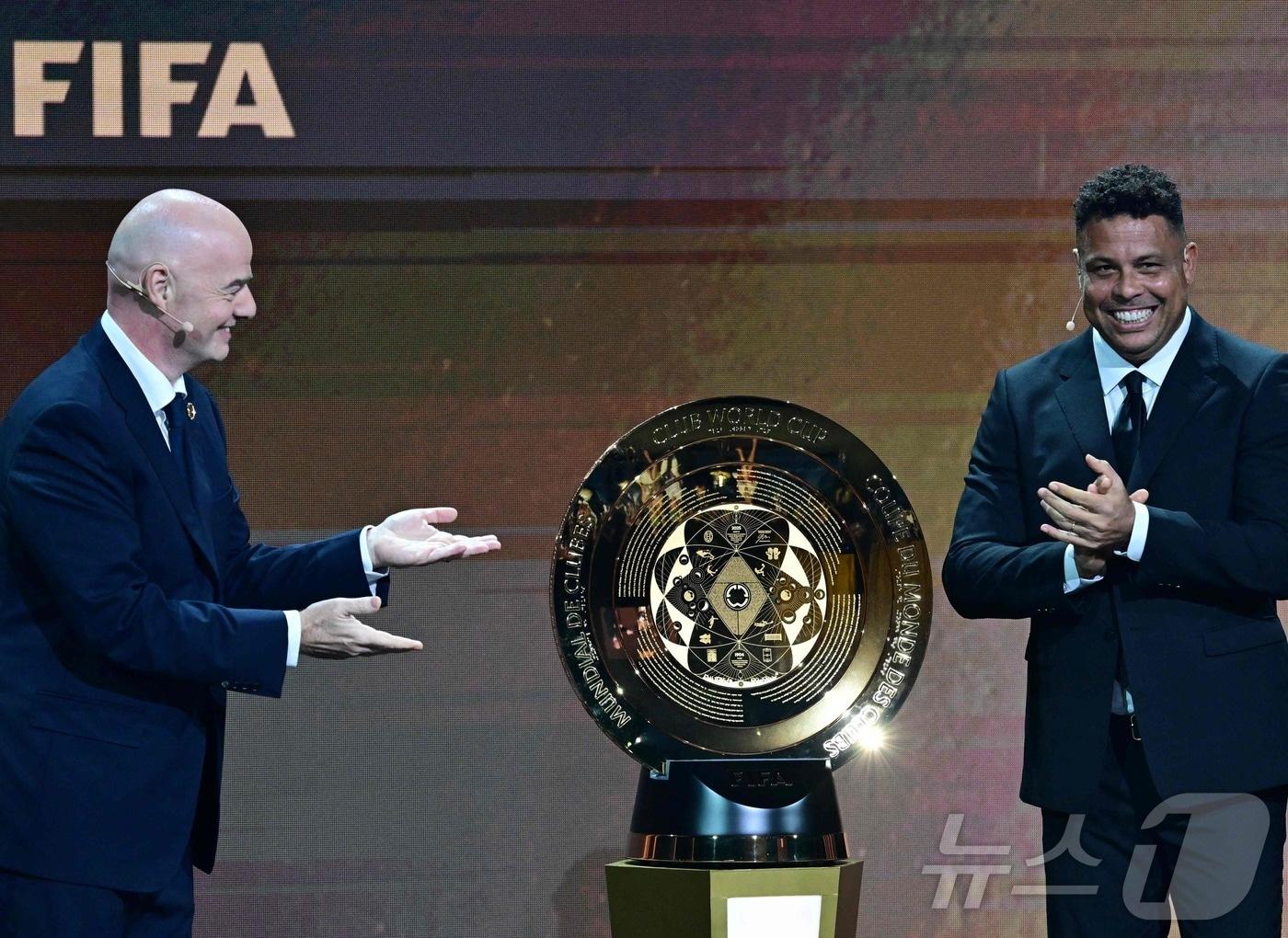 FIFA 클럽 월드컵의 우승컵. ⓒ AFP=뉴스1