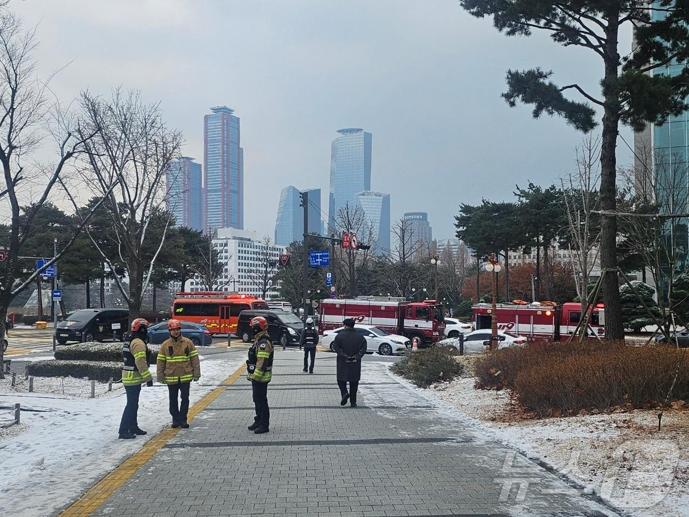 21일 오전 11시 52분쯤 서울 여의도 국회의사당 소통관 건물 1층 식당에서 화재가 발생했다. 영등포소방서에서 소방관들이 출동한 모습. &#40;독자 제공&#41;/뉴스1 ⓒ News1 