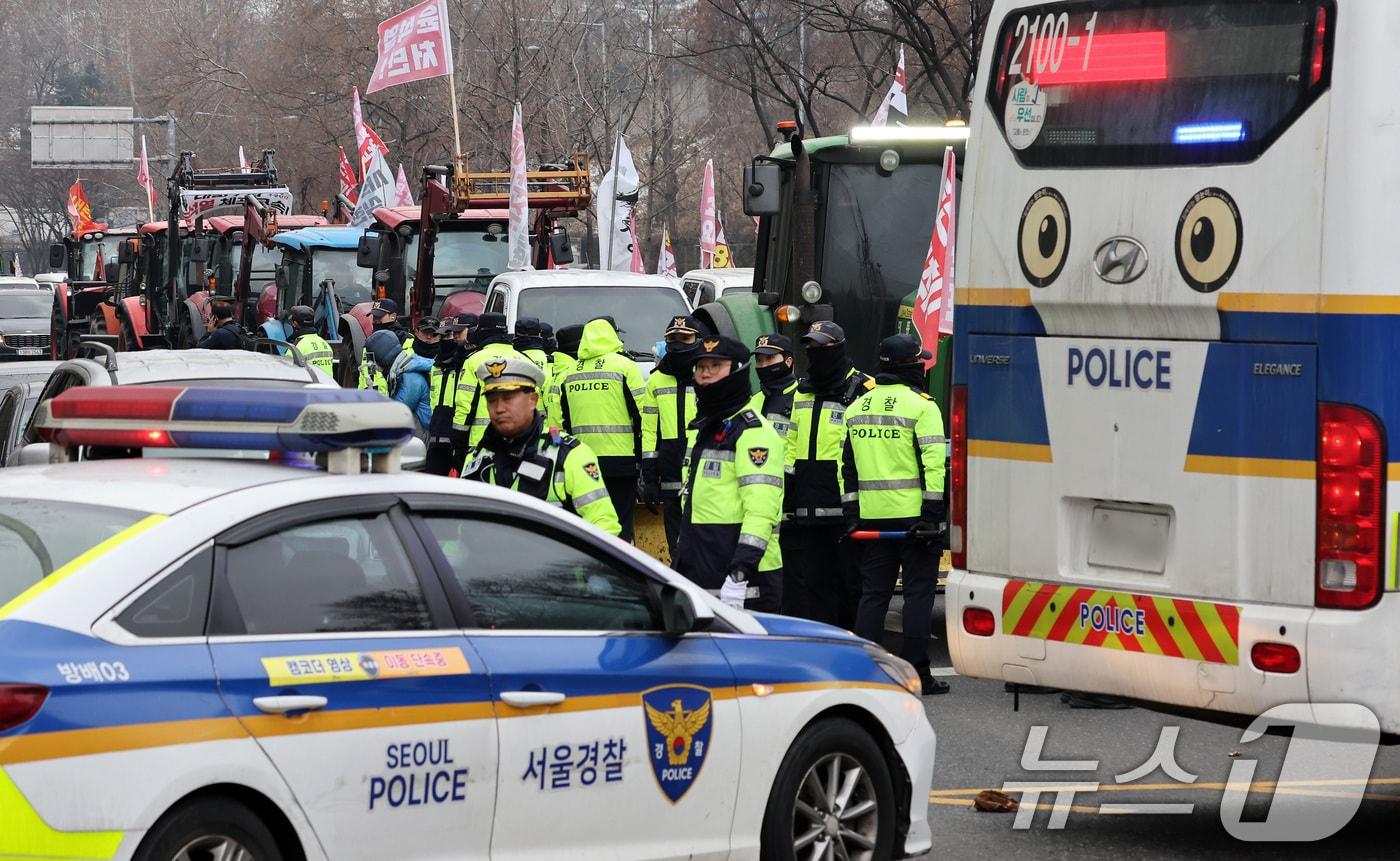 전국농민회총연맹 전봉준 투쟁단 농민들이 21일 윤석열 대통령 구속 등을 촉구하는 집회를 위해 트랙터와 트럭을 몰고 상경하던 중 서울 남태령 고개 인근에서 경찰병력과 대치하고 있다. 2024.12.21/뉴스1 ⓒ News1 이동해 기자