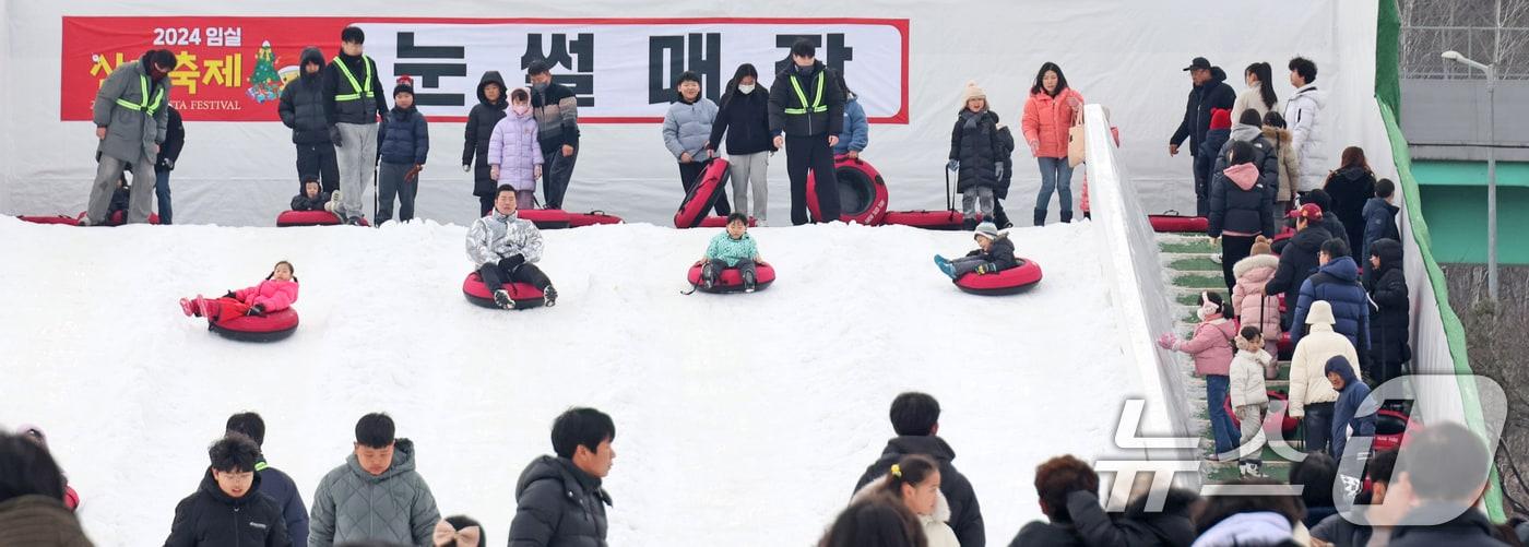 지난해 12월21일 임실산타축제가 열린 전북자치도 임실군 임실치즈테마파크에서 관광객들이 체험을 하며 즐거운 시간을 보내고 있다. &#40;임실군청 제공&#41; 2024.12.21/뉴스1 ⓒ News1 유경석 기자