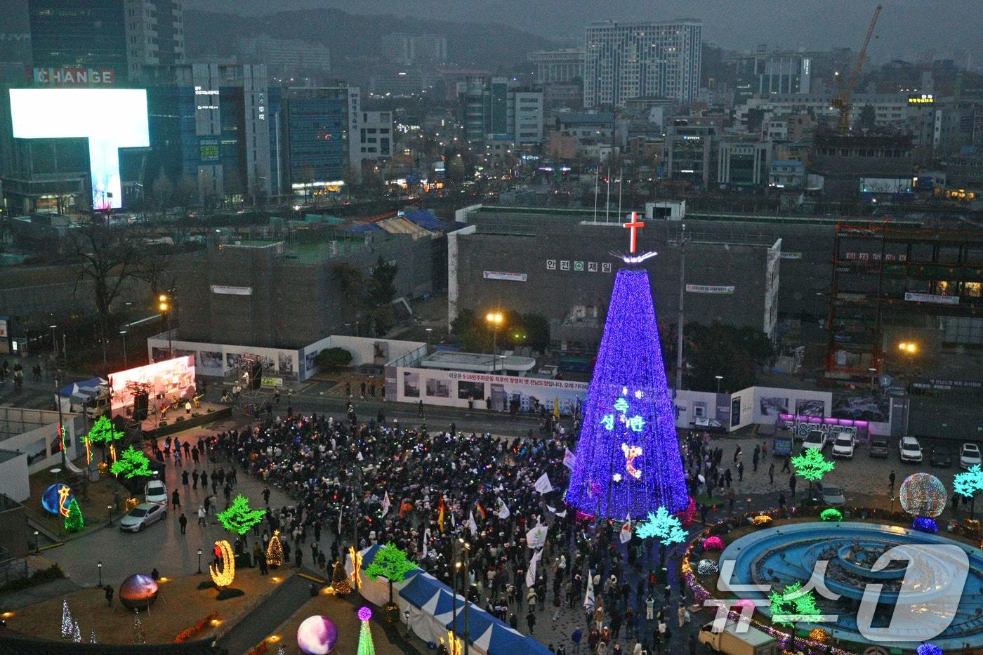 국회 탄핵소추안 가결 후 첫 주말인 21일 오후 광주 동구 5·18민주광장에서 1천여 명의 참가자들이 윤 대통령의 조속한 파면을 촉구하는 시위를 하고 있다. 2024.12.21/뉴스1 ⓒ News1 박지현 기자