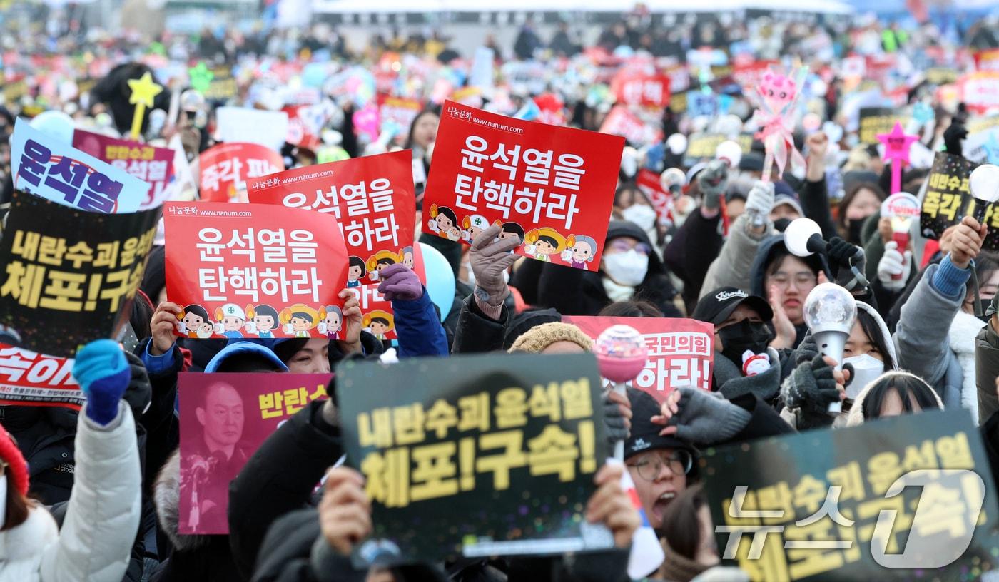 21일 서울 광화문 동십자각에서 열린 윤석열즉각퇴진·사회대개혁 비상행동 범국민촛불대행진에서 시민들이 구호를 외치고 있다. 202412.21/뉴스1 ⓒ News1 김명섭 기자