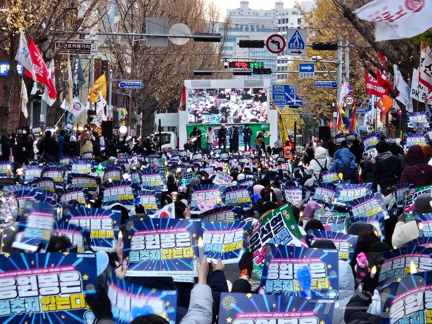 21일 부산 부산진구 서면 놀이마루 앞에서 열린 윤석열 구속·파면 부산시민대회에서 집회 참가자들이 피켓과 응원봉을 흔들고 있다.2024.12.21/ 뉴스1 ⓒ News1 조아서 기자