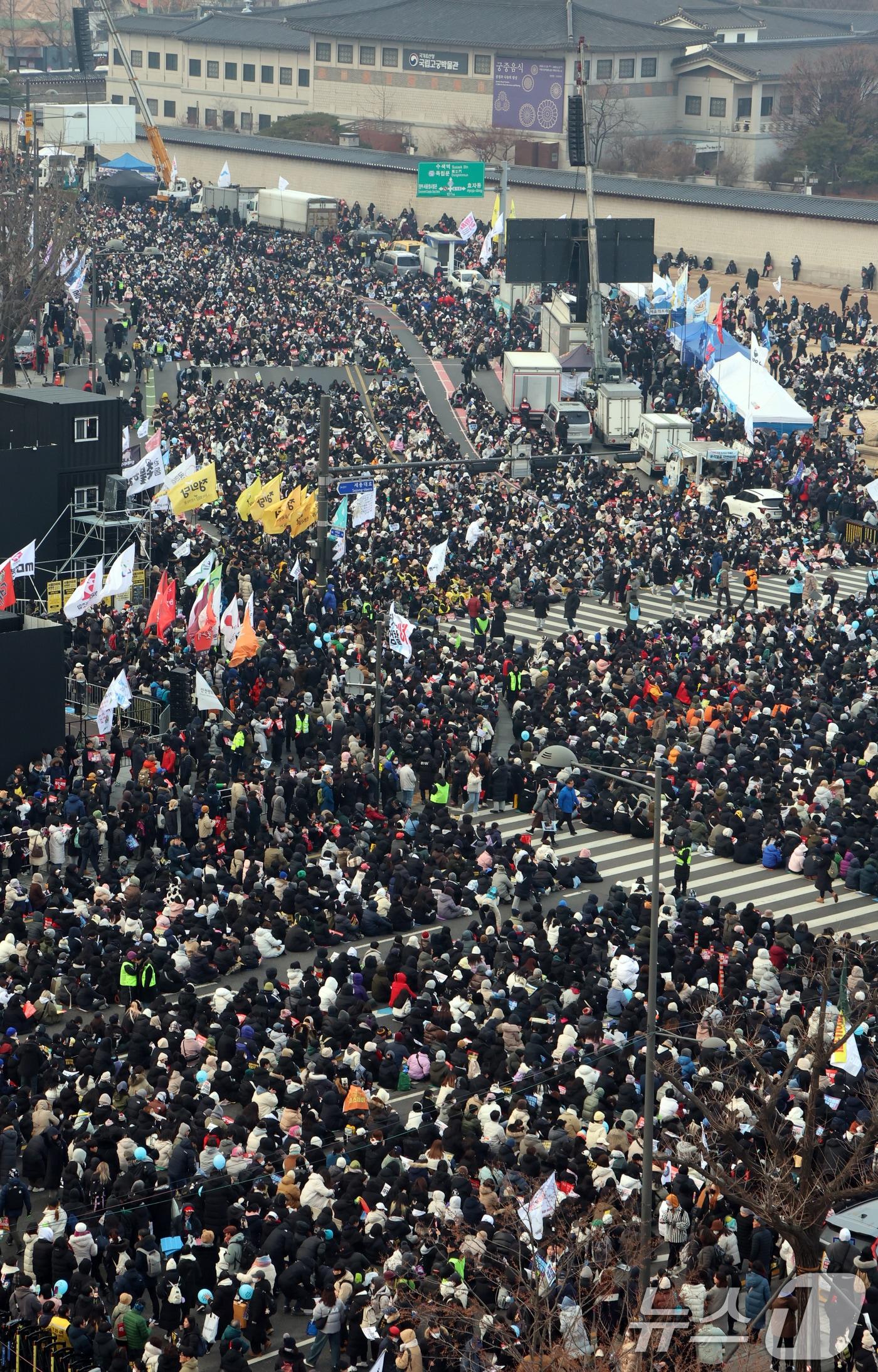 21일 서울 광화문 동십자각에서 열린 윤석열즉각퇴진·사회대개혁 비상행동 범국민촛불대행진에서 시민들이 구호를 외치고 있다. 202412.21/뉴스1 ⓒ News1 김명섭 기자