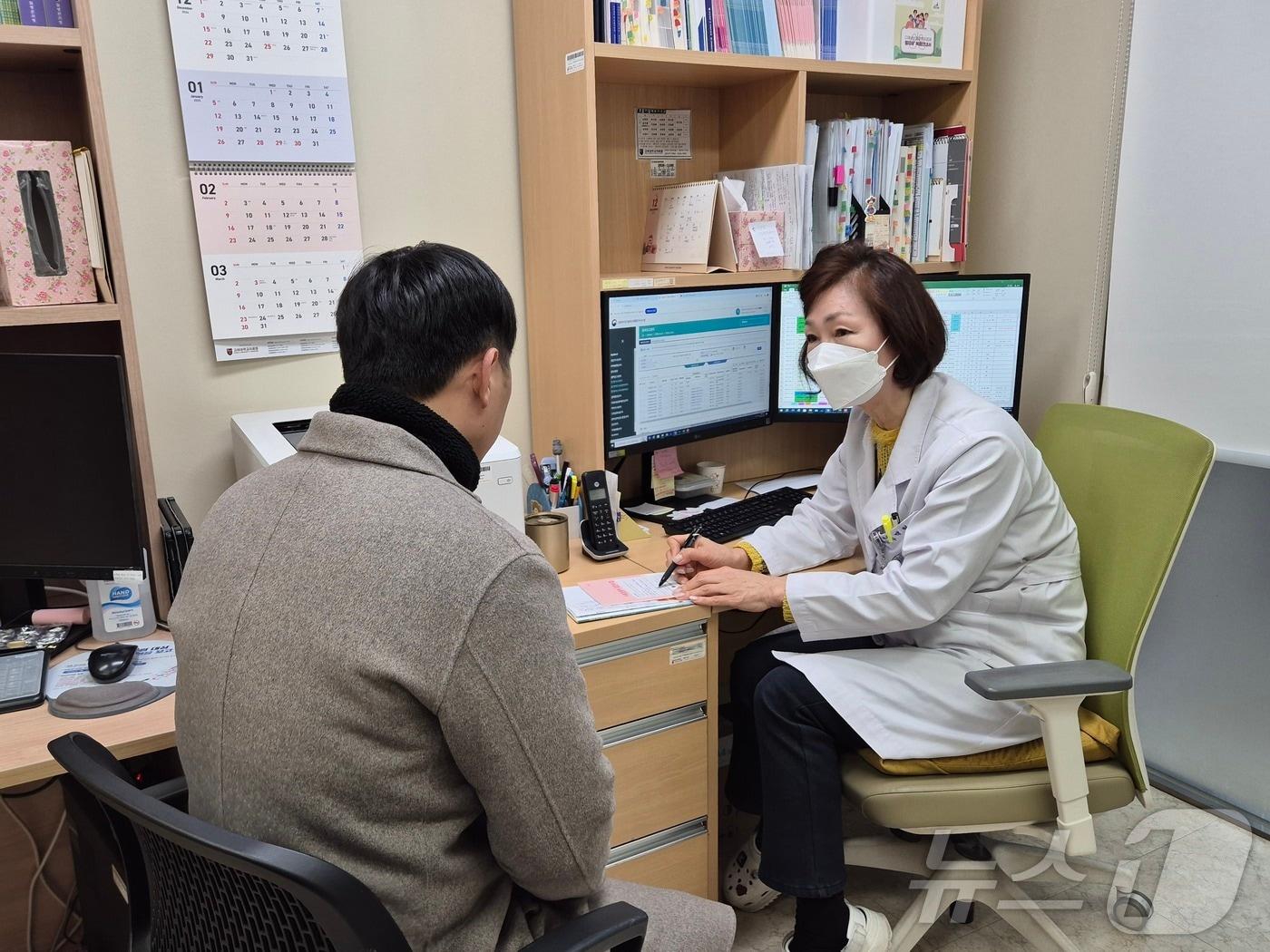 지난 16일 고려대학교 구로병원에서 결핵관리전담간호사가 복약 관리 등 상담을 진행하고 있다. 2024.12.23/뉴스1 ⓒ News1