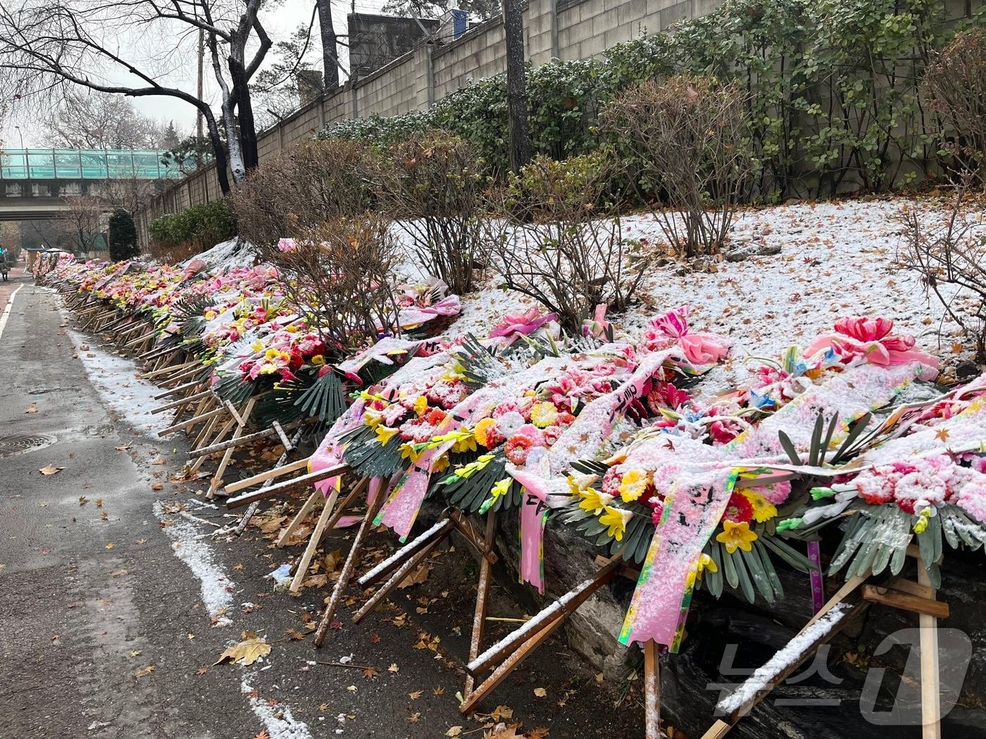 21일 오전 서울 용산구 대통령실 인근에 윤석열 대통령을 응원하는 화환들이 눈에 쌓이고 쓰러진 채 방치돼 있다. 2024.12.21/뉴스1 ⓒ News1 김종훈 기자