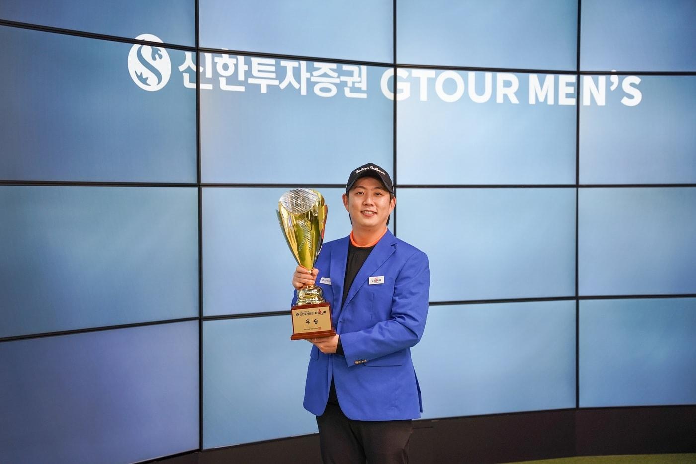 지난 21일 골프존조이마루에서 열린 &#39;2024 신한투자증권 GTOUR MEN’S 챔피언십&#39; 우승자 이용희가 우승컵을 들고 기념사진을 촬영하고 있다. /골프존 제공