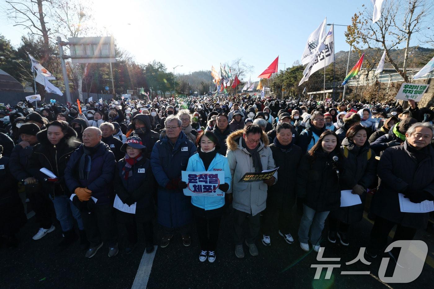 전국농민회총연맹 전봉준 투쟁단 농민들과 시민들이 22일 서울 남태령 고개 인근에서 윤석열 대통령 체포와 구속을 촉구하는 집회를 하고 있다. 2024.12.22/뉴스1 ⓒ News1 박세연 기자