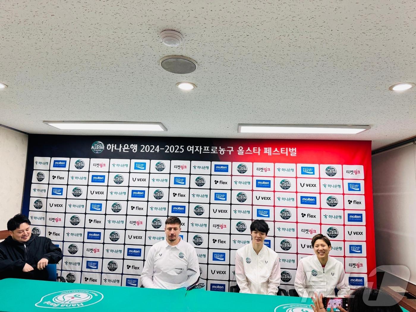  WKBL 올스타 페스티벌에 참가한 일본 농구대표팀  부크사노비치 감독&#40;왼쪽부터&#41;, 아카호, 마치다.2024.12.22/뉴스1 ⓒ News1 서장원 기자