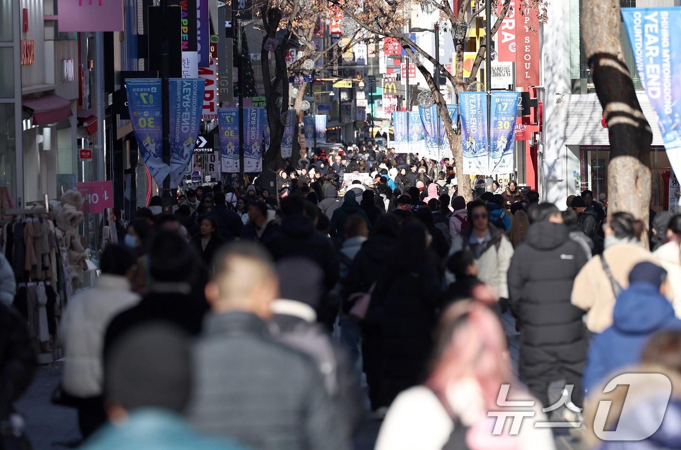 성탄절을 앞둔 휴일인 22일 서울 명동거리가 연말 분위기를 반끽하는 시민과 관광객들로 북적이고 있다. 2024.12.22/뉴스1 ⓒ News1 구윤성 기자