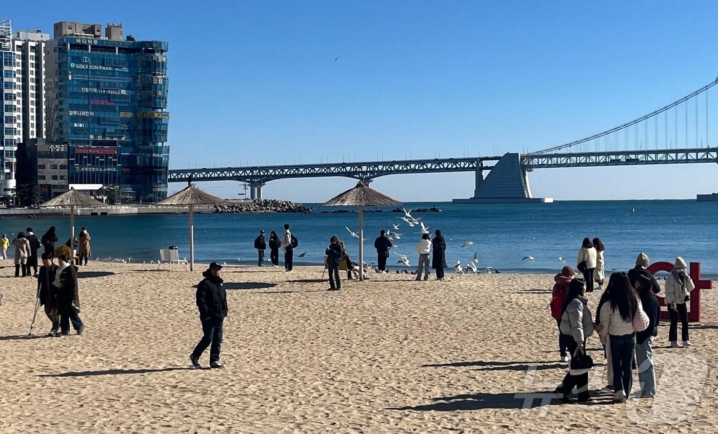 22일 부산 광안리해수욕장에 방문객들이 사진을 찍거나 산책을 하고 있다.2024.12.22/뉴스1 ⓒ News1 장광일 기자