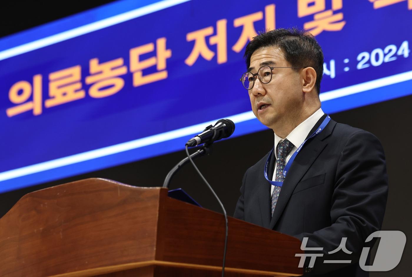 박형욱 대한의사협회&#40;의협&#41; 비상대책위원장이 22일 오후 서울 용산구 의협회관에서 열린 전국의사대표자대회에서 대회사를 하고 있다. 2024.12.22/뉴스1 ⓒ News1 구윤성 기자