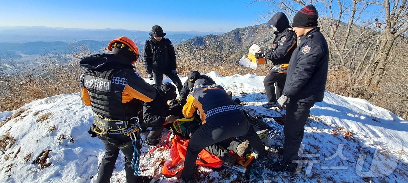 전북자치도 남원시 보절면 만행산에서 등산을 하던 60대가 50미터 아래로 굴러 추락하는 사고가 발생했다.&#40;전북자치도소방재난본부 제공&#41;.2024.12.22./뉴스1