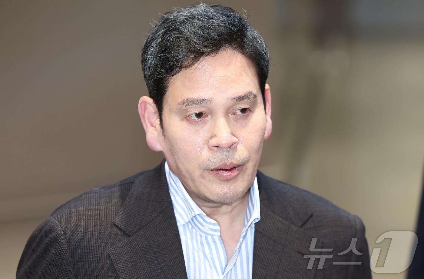 정용진 신세계그룹 회장이 22일 방미 일정을 마치고 인천국제공항 제2터미널을 통해 귀국하며 취재진 질문에 답하고 있다. 정 회장은 방미 일정 중 도널드 트럼프 미국 대통령 당선인과 만나 대화를 나눈 것으로 알려졌다. 2024.12.22/뉴스1 ⓒ News1 김도우 기자