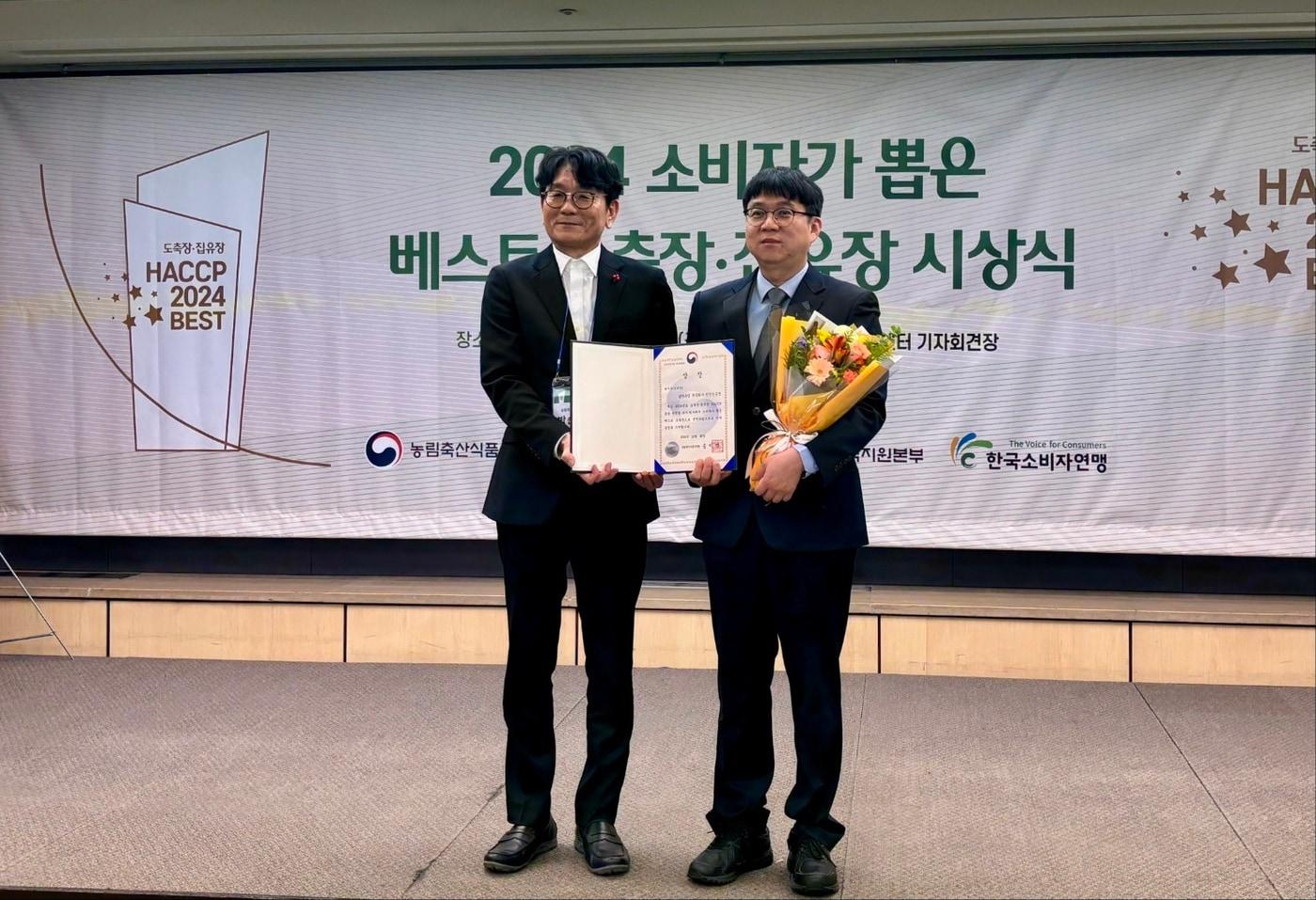 박순연 농림축산식품부 유통소비정책관&#40;왼쪽&#41;과 강수용 남양유업 천안신공장 품질보증팀장이 기념 촬영을 하는 모습&#40;남양유업 제공&#41;. 