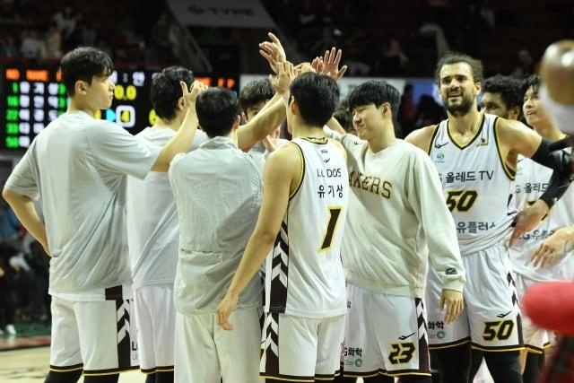 최근 5연승을 질주한 창원 LG 선수단. &#40;KBL 제공&#41; 